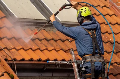 Démoussage et hydrofuge de toiture à Bren